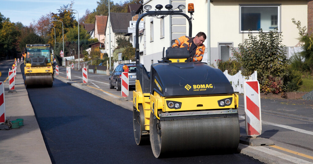 BOMAG CR 820 T-2 rubber track paver